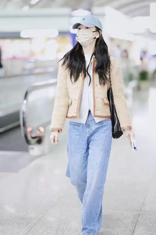 女明星机场穿搭,如何不露脸也能穿得美,不妨看看杨幂和赵露思_网易