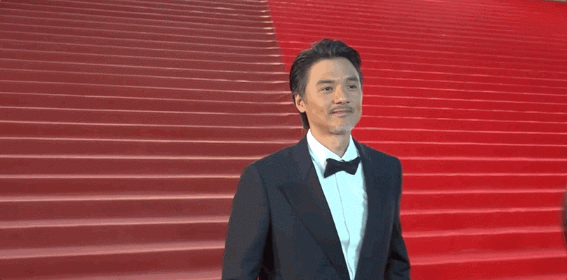 50岁冯德伦近照斑白胡须眼角纹抢镜网友每根皱纹都透着帅气