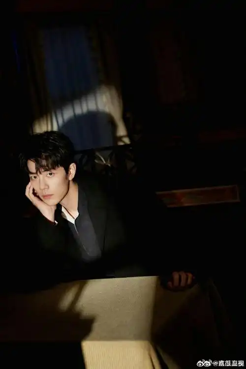 #肖战时装周最新出发图#