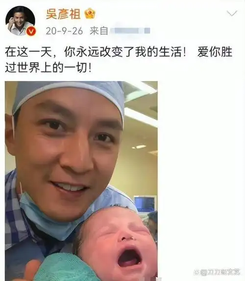吴彦祖夫妻牵9岁女儿走红毯小姑娘漂染红发眼神自信酷劲十足