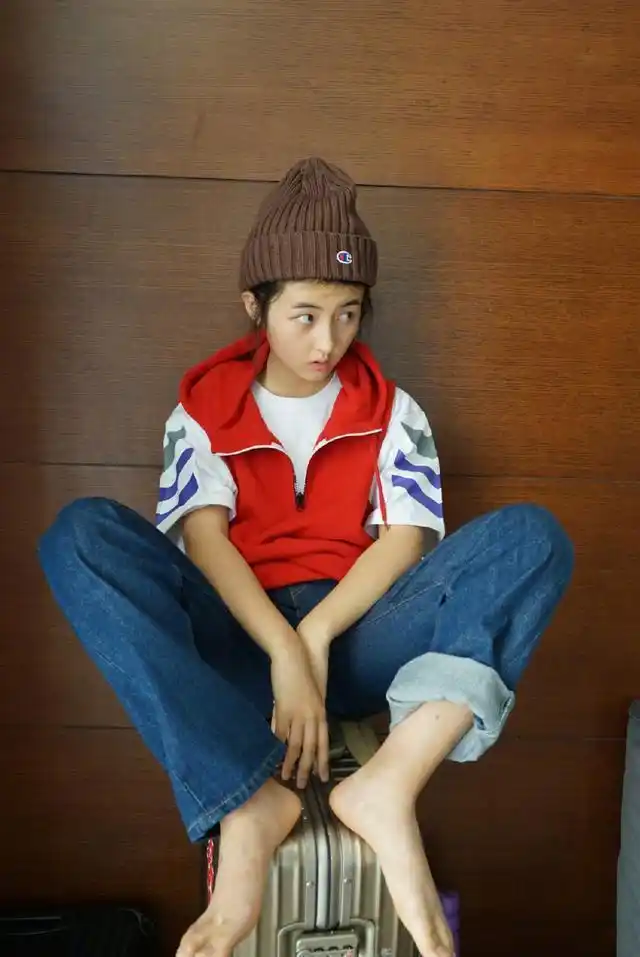 照片中素颜的张子枫,脚比脸更吸引人?网友:脚竟占了整个屏幕!