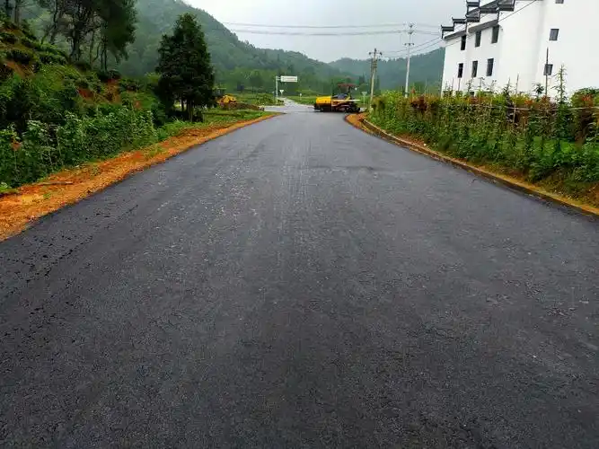 月潭湖镇企滩路铺设沥青