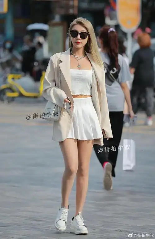 穿白裙的小姐姐