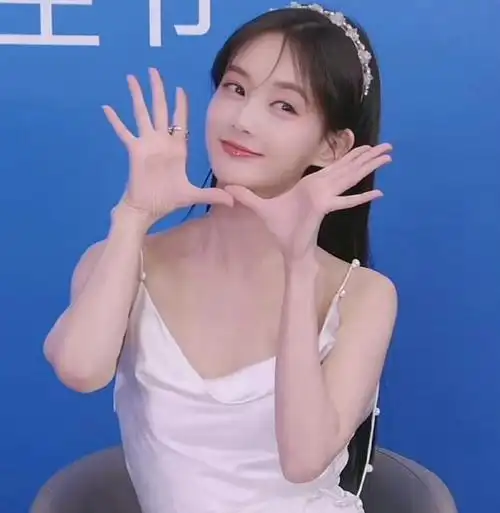 李一桐珍珠吊带##李一桐白色珍珠吊带裙