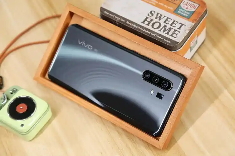 x系列上使用还是首次,有了潜望式超远变焦摄像头的加入,相信手机的