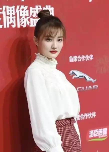 徐璐心真大不到85的体重穿白衬衫把自己整胖了还挺可爱