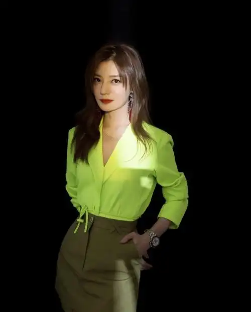 42岁赵薇妩媚依旧,红毯走不停