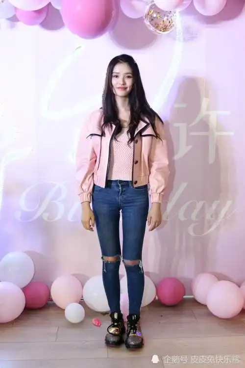 林允的私服穿搭,时而甜美可爱时而霸气侧漏