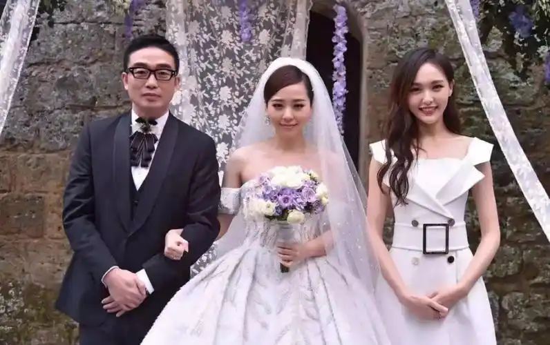 回顾张靓颖:痴爱冯轲15年,被骗走亿万身家,离婚后二人天差地别