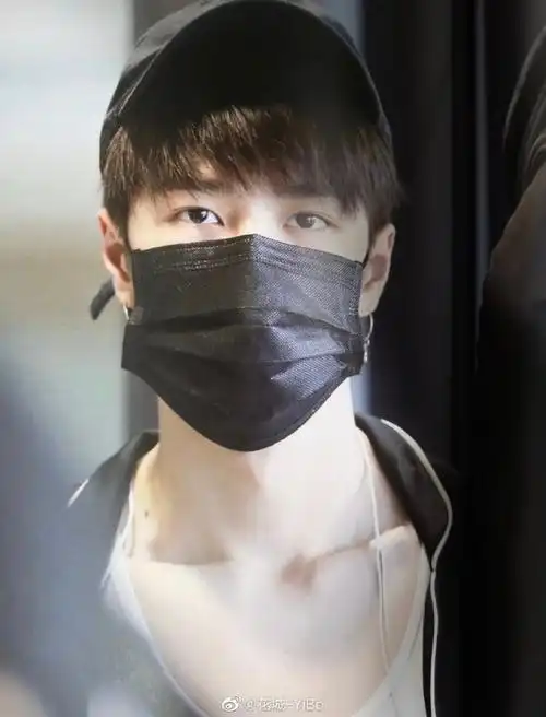 你见过最迷人的锁骨#/#王一博#男孩子得锁骨也可以这么好看想到父哥