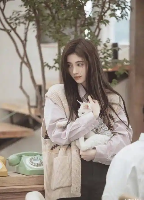 26岁鞠婧祎晒春游美照,站在台阶上凹造型那刻,确定身高159?