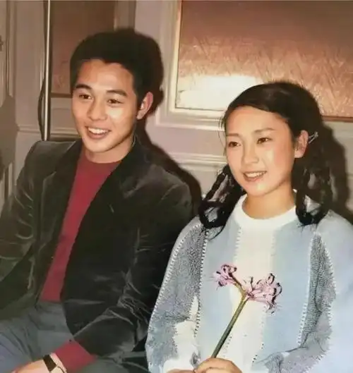 李连杰,34年前抛弃身怀二胎的妻子黄秋燕,如今61岁的他身体抱恙