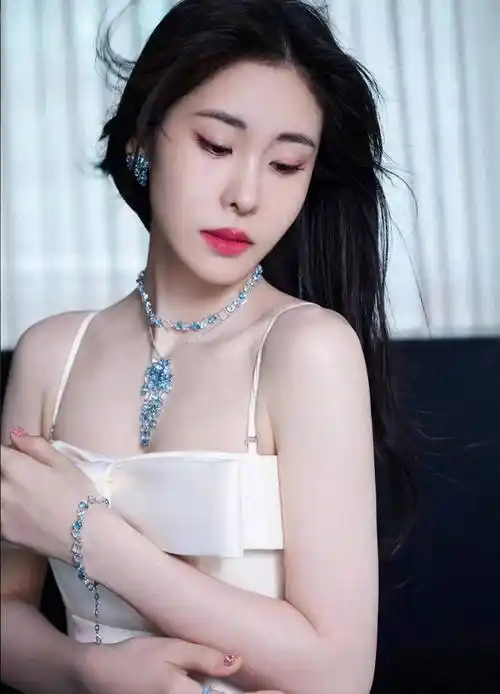 张碧晨身穿漂亮的系带挂裙,凸显了她姣好的身材,美丽又美丽_蝴蝶结