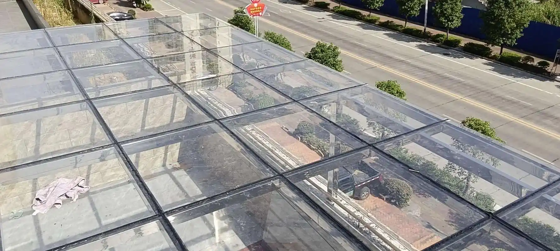 不锈钢阳光雨棚,质保20年让你更放心#玻璃阳光房效果图 - 抖音