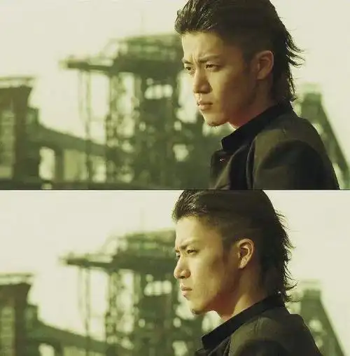 毕竟,大家印象中的小栗旬,还是那个梳着大背头的不良青年形象啊.