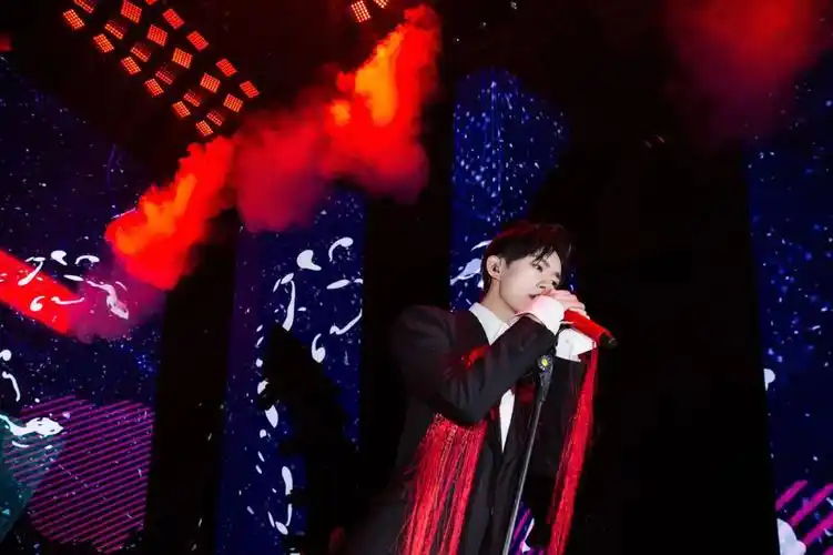 易烊千玺18岁成人礼 手机屏保8个大字抢眼