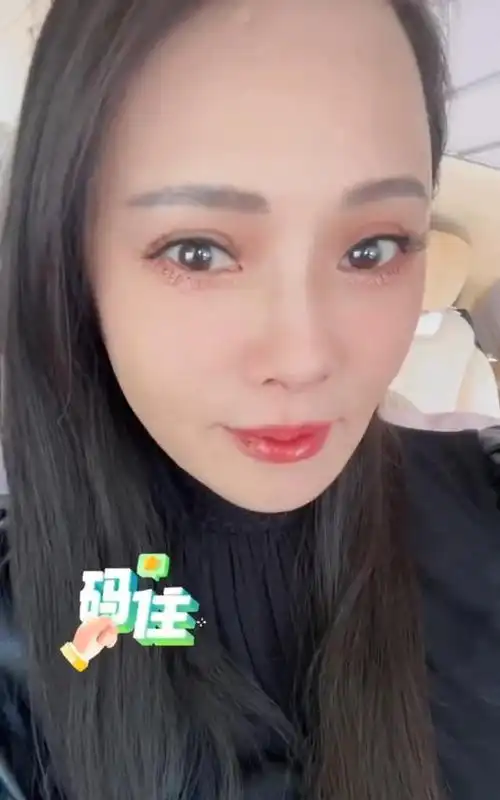 54岁伊能静罕见素颜出镜,皮肤白到发光没有皱纹,获赞冻龄女神