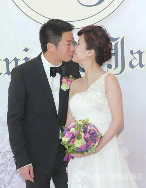 ◤tvb昔日花旦还记得她◢曾经出演过金装四大才子的祝晓莲与老公车中