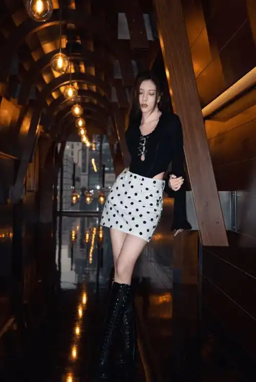 尤其是像宋妍霏这种身材还算不错的人,在穿搭造型上更是放得开;这次穿