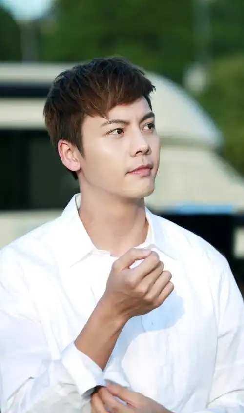 陈伟霆阳光帅气街拍写真图片