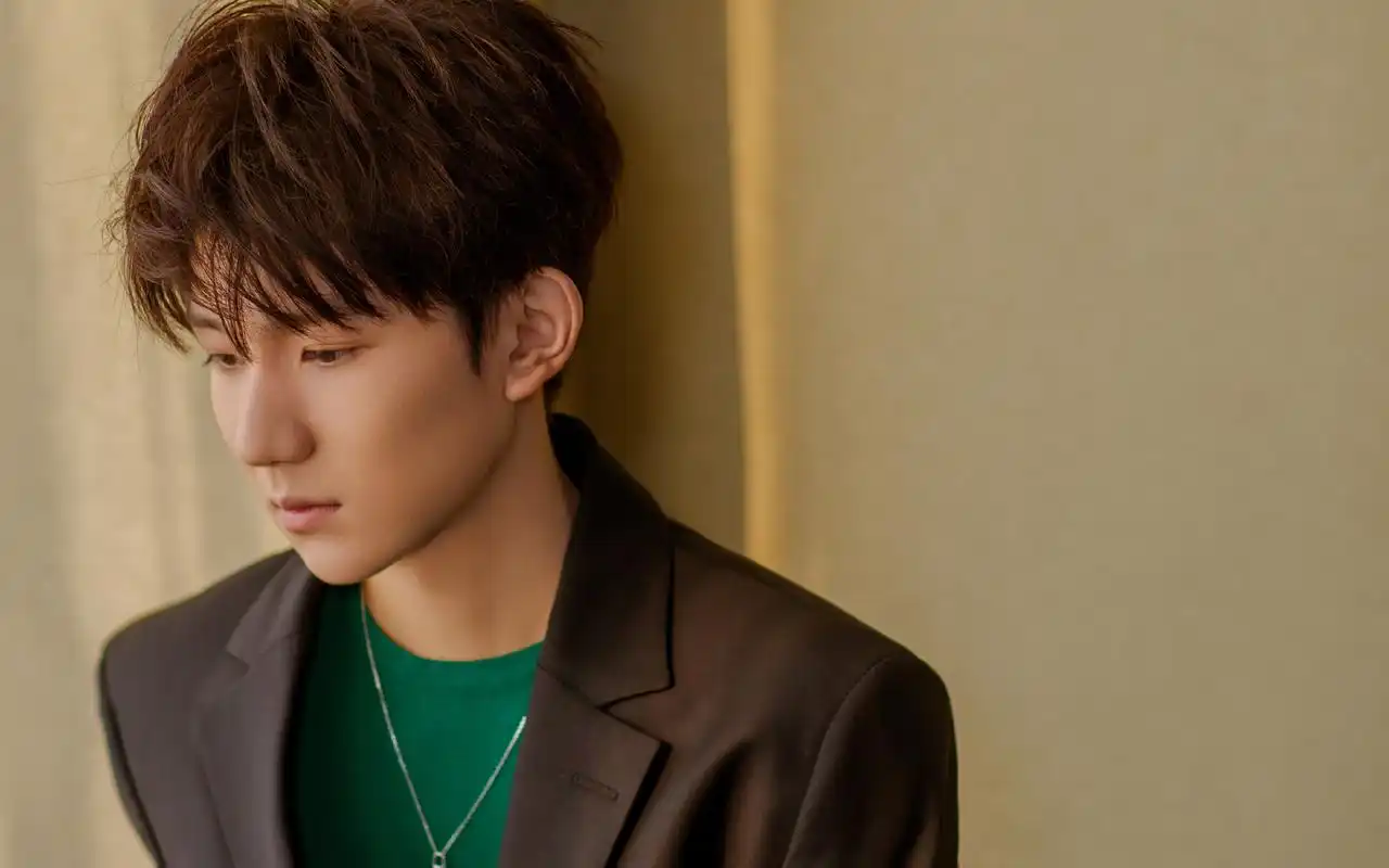 王源西装帅气写真高清图片桌面壁纸