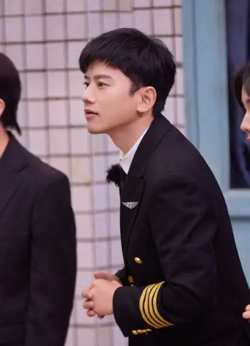 张杰我们的客栈机长制服剧照