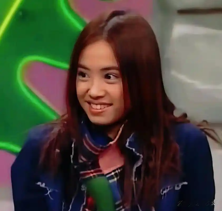 发现没有早期的蔡依林看上去,是不是和凤姐有点像啊