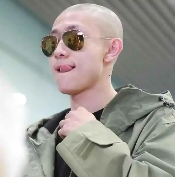 张一山机场光头照曝光戴墨镜舔嘴唇有点坏和帅不再撞脸夏雨