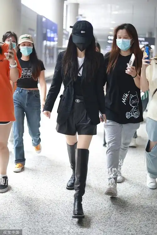 组图angelababy穿过膝长靴大秀美腿黑西装配短裤酷劲十足