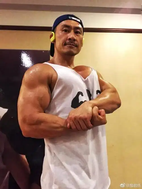 吴京私教曝光中国顶级私教霸气胸肌简直荷尔蒙爆棚2