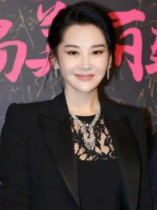 许晴短发引领时尚新风潮:简约穿搭展现个性魅力 许晴以短发新形象亮相