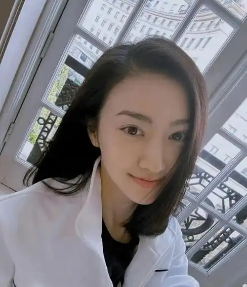 人们一直对女明星的素颜照表现出浓厚的兴趣.