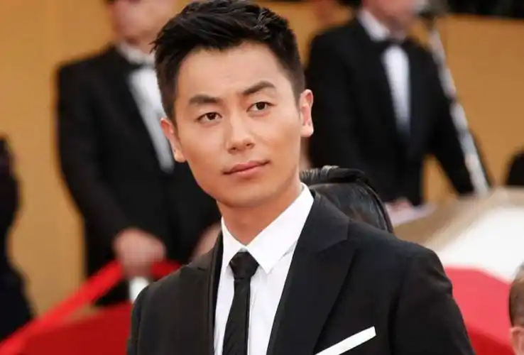 朱亚文靠穿搭赢得"行走的荷尔蒙"称号,他的穿衣有什么学问