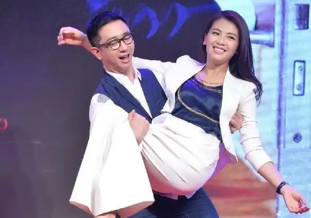 盘点被公主抱的明星baby笑容尴尬陈伟霆承包我一整年的笑点