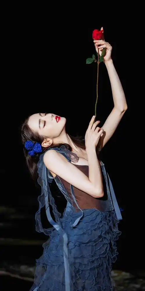 迪丽热巴蓝色妖姬造型,身材凹凸有致,婀娜多姿