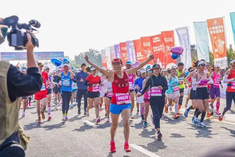 2024丽人18乳山女子半程马拉松将于5月19日鸣枪开跑报名工作已正式