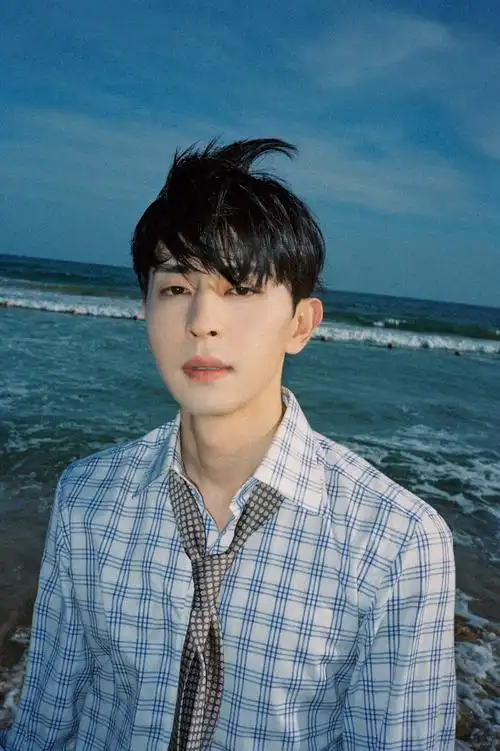 邓伦海岸胶片大片 格子衬衫的帅气伦……__财经头条