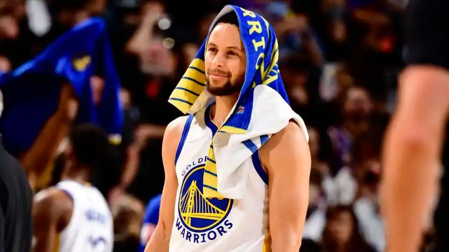 勇士召回汤普森(勇士消息:球队召回3人,库里签约女篮新星,官推发布12