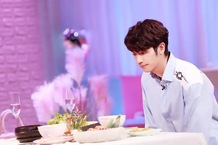 刘以豪内地综艺首秀 浪漫来袭共谱美食情缘