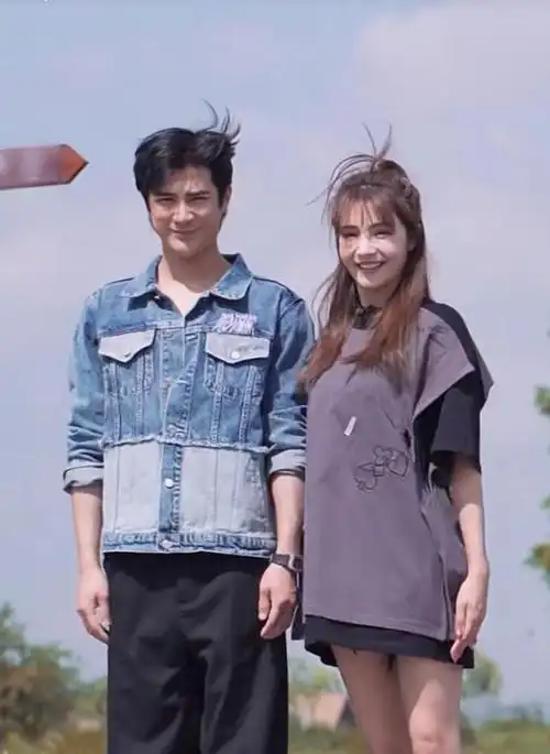 麦迪娜生完两个孩子依然跟小姑娘一样,会撒娇会卖萌,腿特别长,身高跟