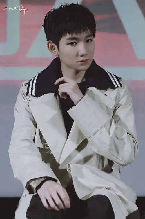 王源被称为自带生发剂的男孩,因扎眼剪了短发,几天后头发又扎眼