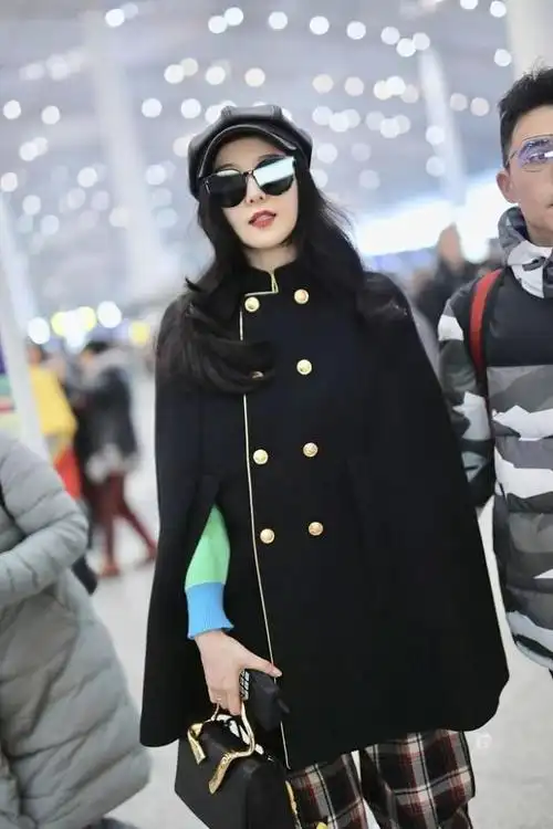 范冰冰真会"作妖",穿红色连衣裙配红色手套,不俗反而很高级