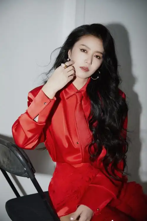 火红热烈,爱意永存.今夜光影点点浮动,黑夜和你@谭维维才最浪漫.