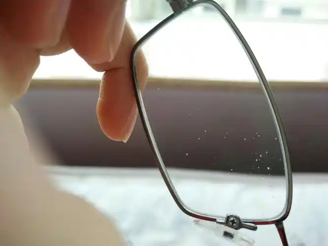 左边眼镜靠鼻子的一小片经常出现一个个很小的水珠(不是雾气).