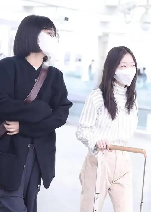 周冬雨马思纯结束巴黎时装周行程返京后同框热聊