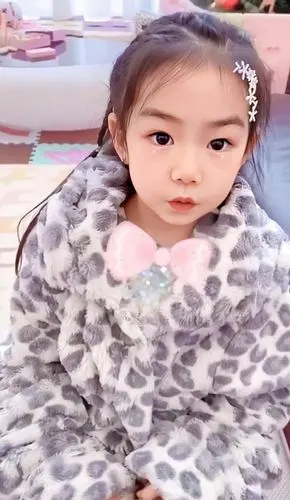 戚薇女儿太养眼公主裙搭配双马尾俏皮可爱眉眼跟妈妈儿时真像