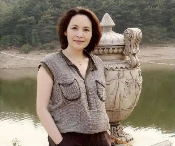 她与刘晓庆齐名,巅峰期勇敢转行卖薯片,如今竟如此风光无限!