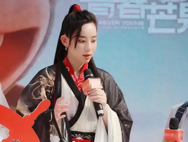 李斯丹妮古装造型绑高马尾像翩翩公子发际线是唯一不足的地方