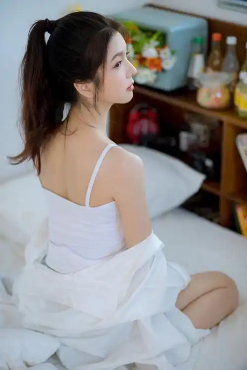 只要身材和颜值到位,衣服都只是点缀,清纯漂亮的美女