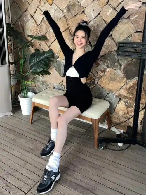 奚梦瑶晒工作随拍欢乐摆pose 一双大长腿超抢镜_高清图集_新浪网